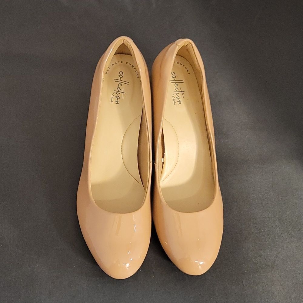 CLARKS COLLECTION ROUND TOE SLIP-ON PUMP
